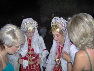 Στολίζοντας τα κορίτσια μας που ετοιμάζονται να χορέψουν με την παραδοσιακή στολή της Δεροπολιτισσα νύφης.