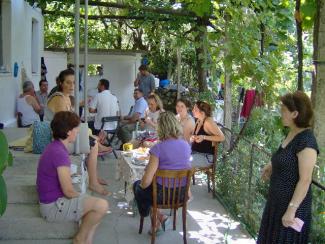 Για ένα καφέ στο σπίτι του Στέφανου Νίκου μετά το γλέντι.