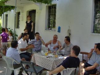 Για ένα καφέ στο σπίτι του Στέφανου Νίκου μετά το γλέντι.