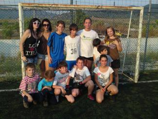 Η νεολαία με με την ομάδα ποδοσφαίρου του χωριού.