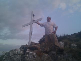Ο Φώτης Νίκου που έχει ανεβάσει "τον σταυρό του" στο βουνό του Σελλειού.