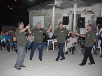 Λάμπης Νίκος, Γιώργος Ζουμάς Γιώργος Κάλης και Οδυσσέας Μπουκουβάλας παίρνουν τον χορό.