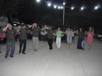 Η αδελφότητα Σελλειοτών χορεύει. Γιώργος Ζουμάς, Λάμπης Νίκος, Γιώργος Κάλης, Σωτήρης Μπουκουβάλας, Οδυσσέας Μπουκουβάλας και Γιώργος Ντόκος.