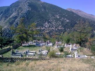 Το απάνω νεκροταφείο μας.