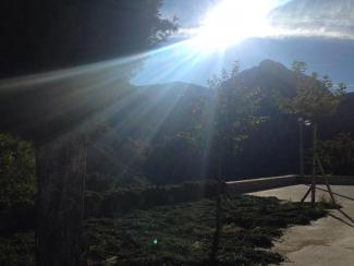 Ξεραίνοντας το γιόντζι στην πλατεία του χωριού.