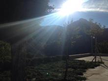 Ξεραίνοντας το γιόντζι στην πλατεία του χωριού.